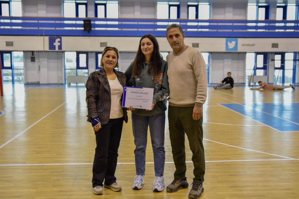 Dünya üçüncüsü Özkan’a başarılarından dolayı tebrik